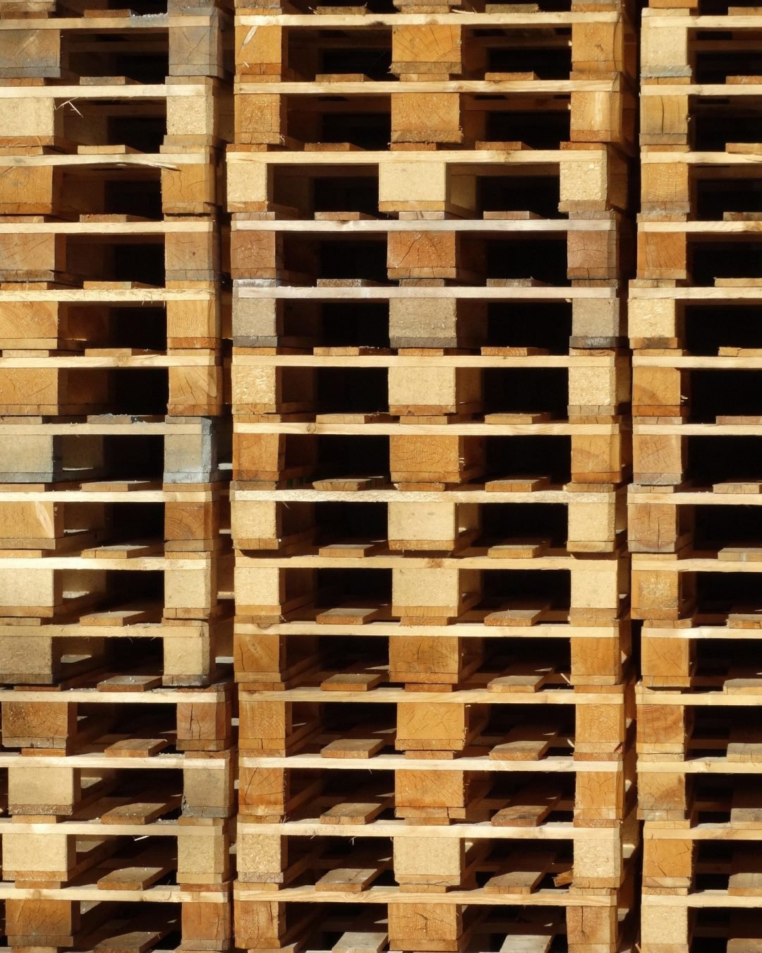 422737-wooden-pallets-493698_1920